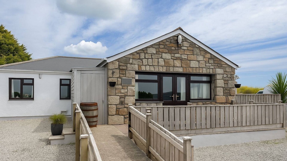 Helston House | Wheal Frances - a lodge that sleeps 8 guests in 4 bedrooms