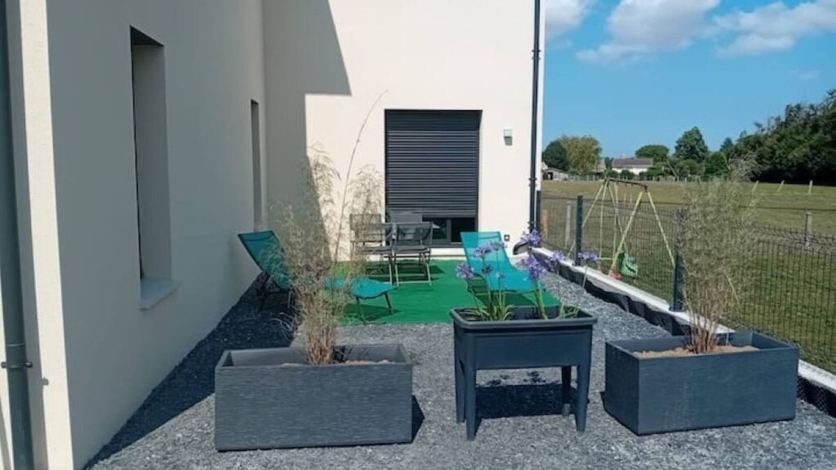 Loucelles Apartment | Wheat field apt ground floor near Bayeux with terrace and parking