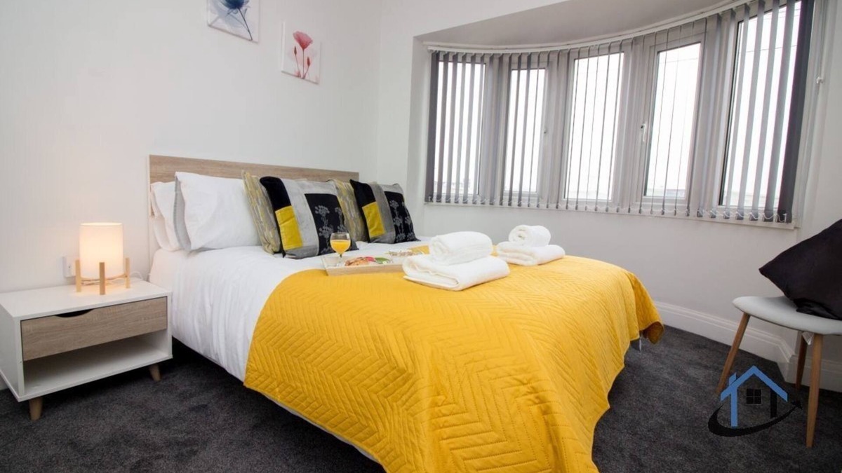 Doncaster House | Wheateley Casa, king beds, parking, workspace, wi-fi, corporates, petsn