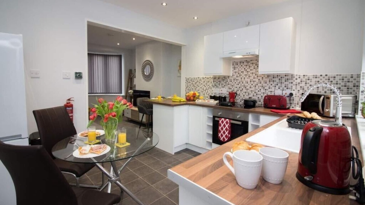 Doncaster House | Wheatley House - Newly renovated 3 bed property, walking distance from Doncaster town centre and ...
