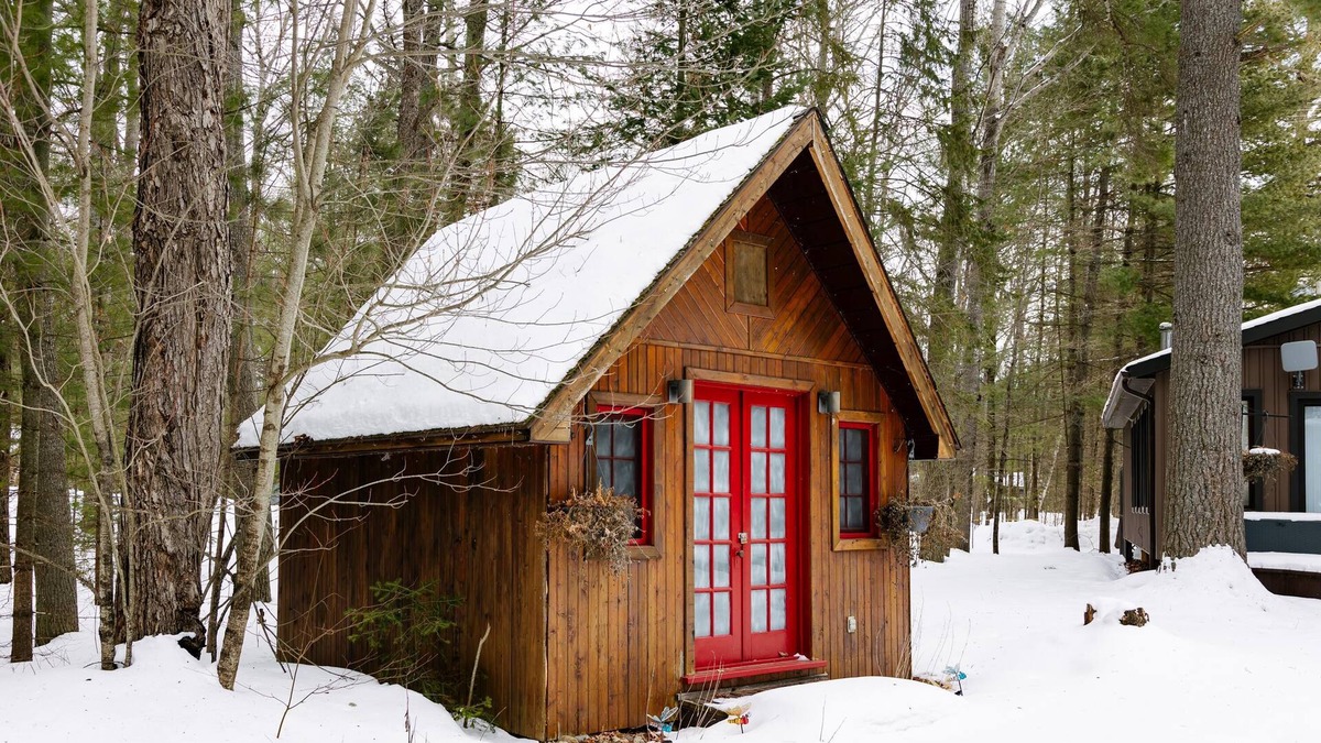 Carnarvon Cottage | Where Serenity Meets Adventure in Haliburton's Hidden Gem!