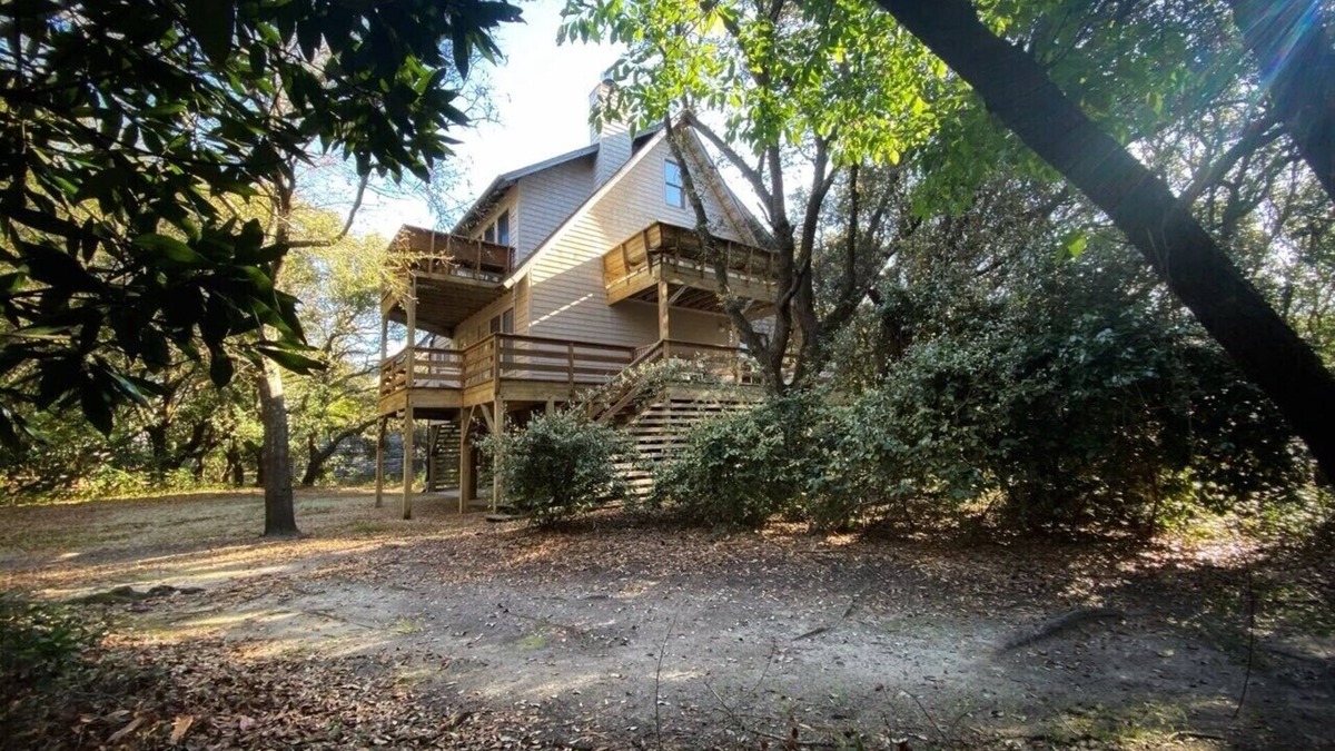 Duck House | Where the green trees meet the blue seas! Short walk to the beach & pet friendly