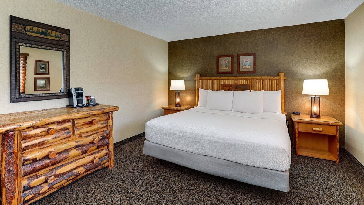 Galena Hotel | Whirlpool, Living Room with Dry Bar, Theme Suite, Stoney Creek Galena