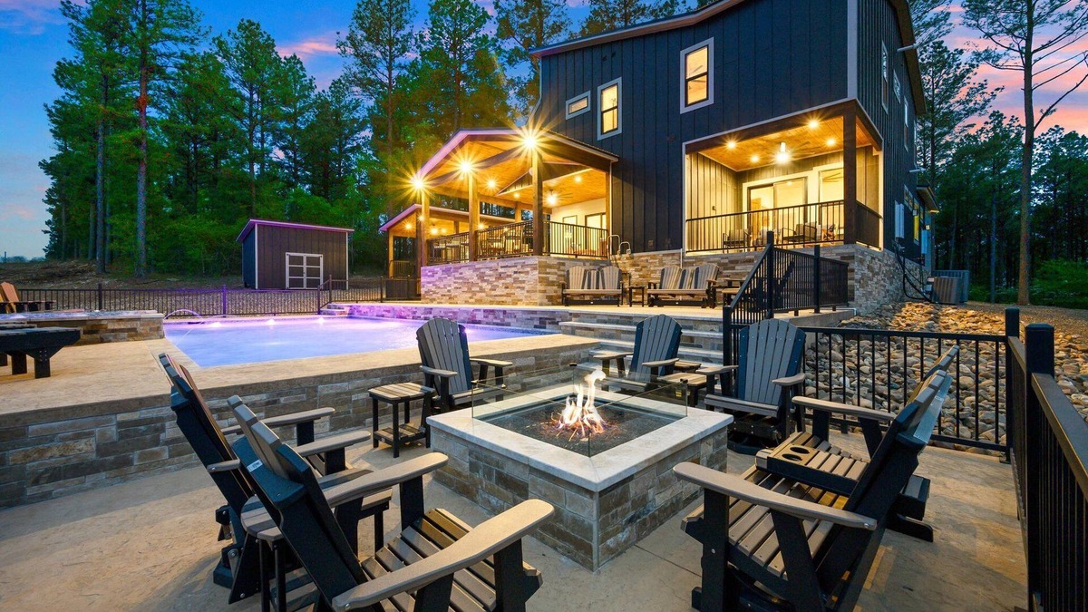 Pickens Cabin | Whiskey Lullaby: Spacious 5-Bedroom with Pool View and Game Room.