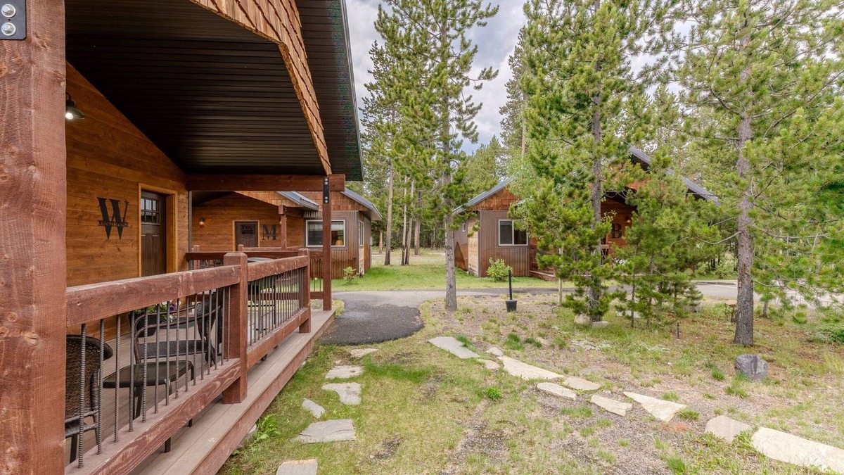 West Yellowstone Cabin | Whiskey Springs Cabin