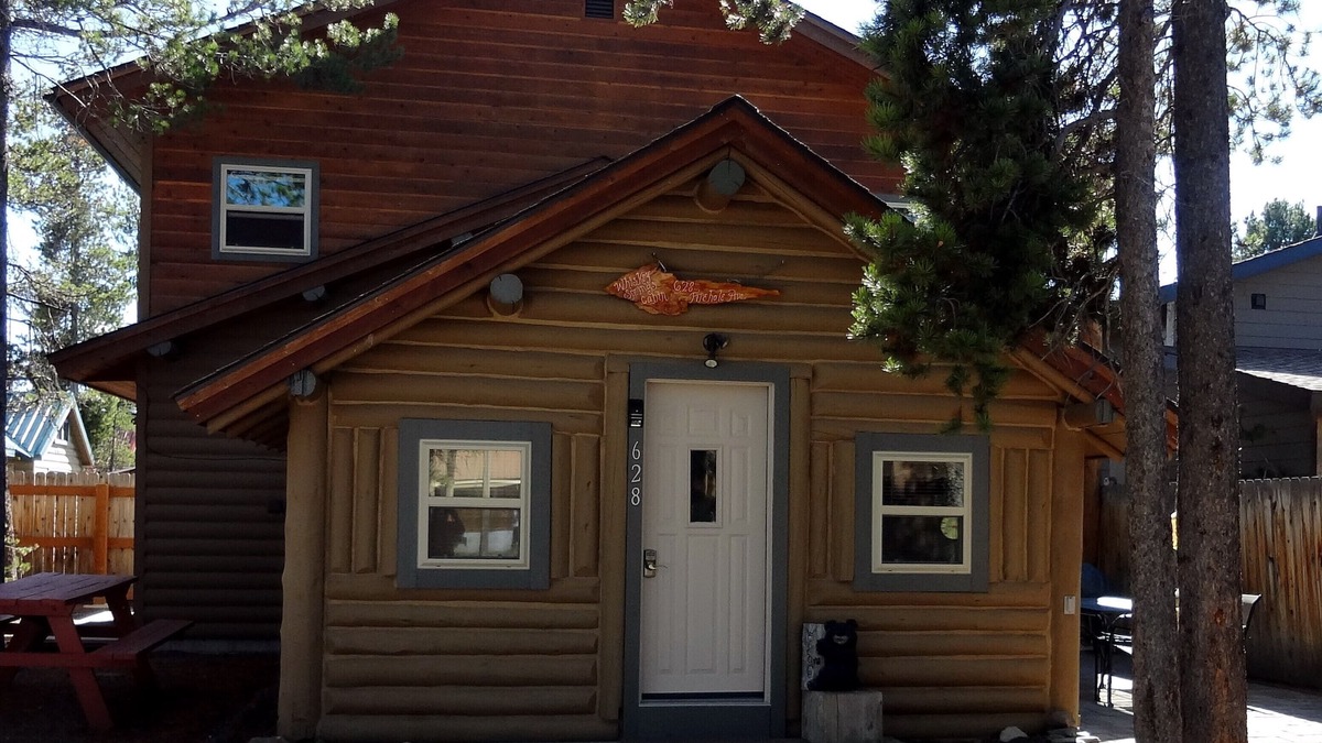 West Yellowstone Cabin | WHISKEY SPRINGS CABINS #1nCozy and delightful, in town convenience
