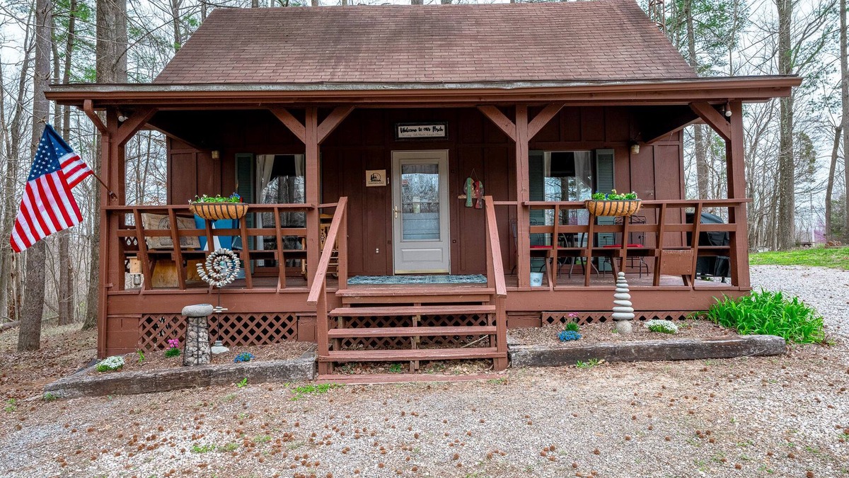 Schnellville House | Whispering Pines Cabin at Patoka Lake - Make memories in newly renovated cabin