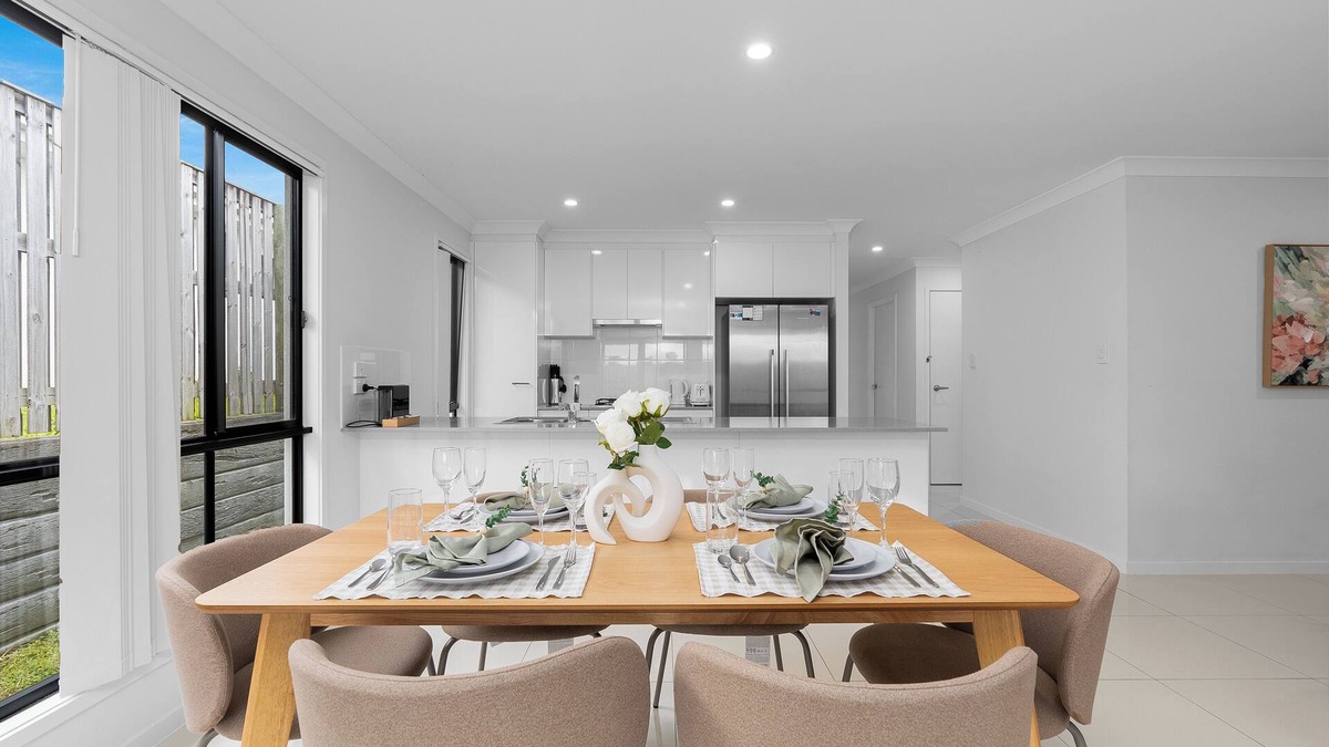 Pimpama House | Whispering Pines - Stylish 3BR Duplex close to M1