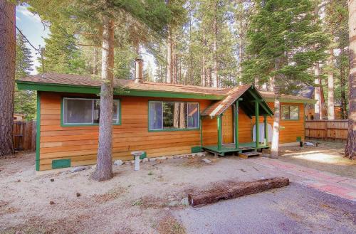 North Upper Truckee House | Whispering Pines Cabin - Family & Pet Friendly Abode