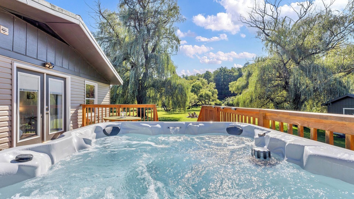 Fayetteville House | Whispering Willow Retreat - 14 min to Rafting & NRG