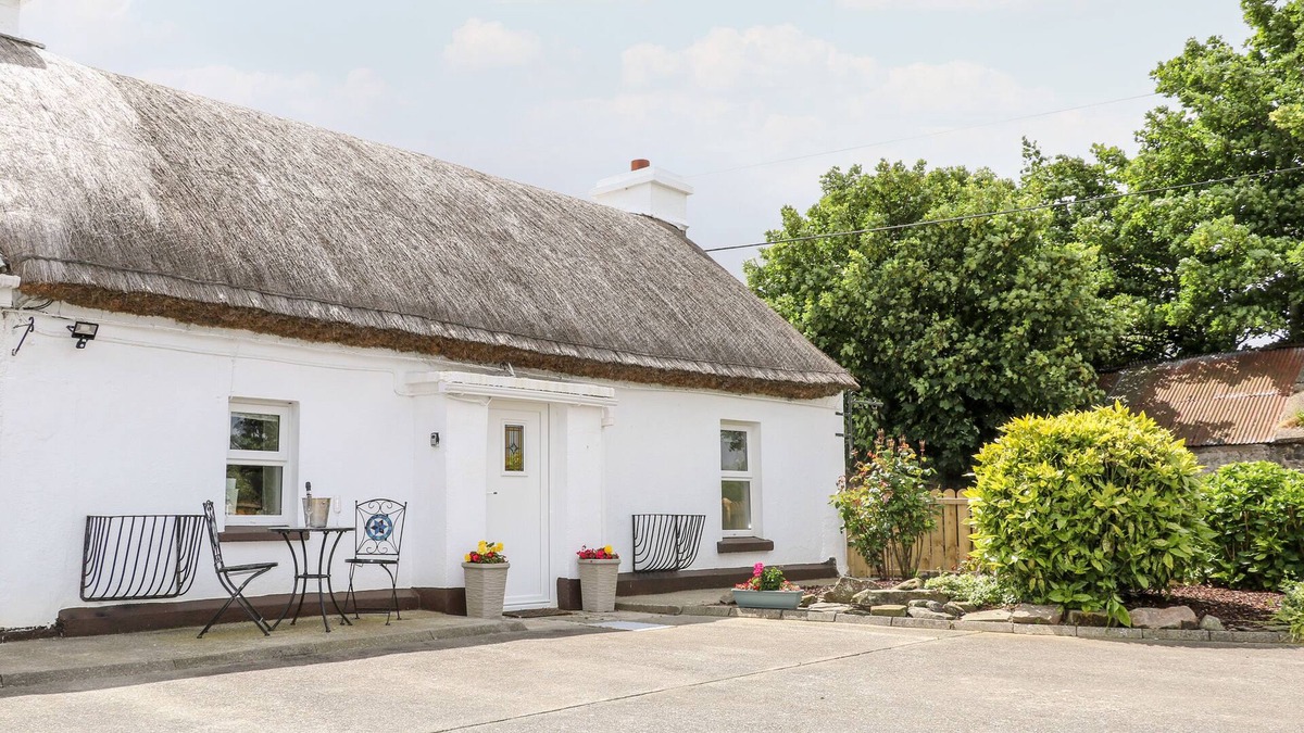 Carndonagh Cottage | WHISPERING WILLOWS - THE THATCH in Carndonagh, County Donegal