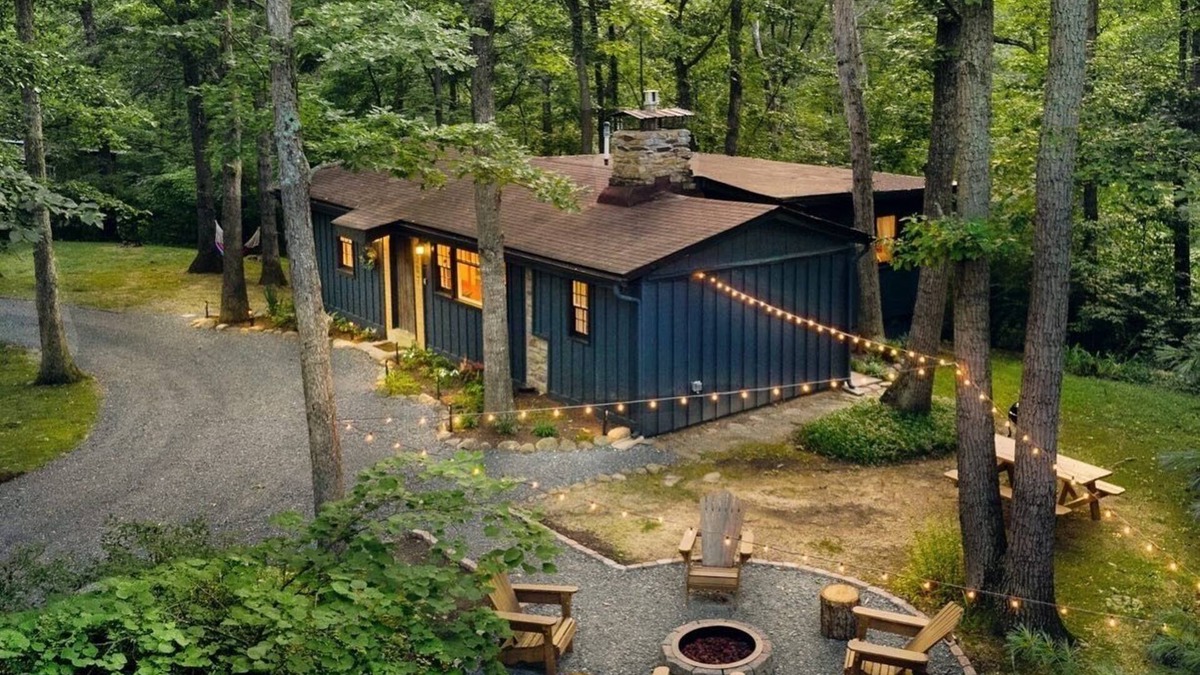 Luray Cabin | Whispering Woods ~ Deck Theatre ~ HotTub ~ Renovated Gem ~ 5 mins Walk to River