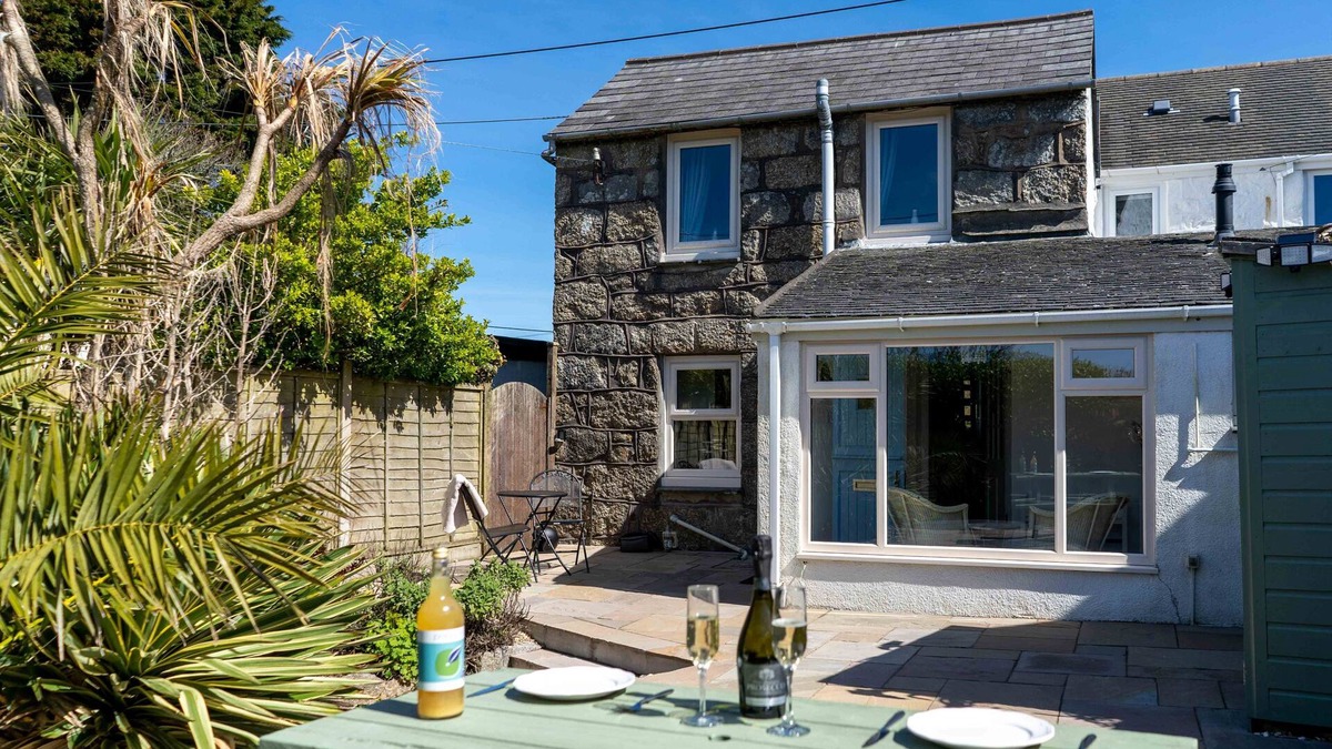 St Ives Cottage | Whistler's Rest, Halsetown - Sleeps 4 with Parking and views of the Moors