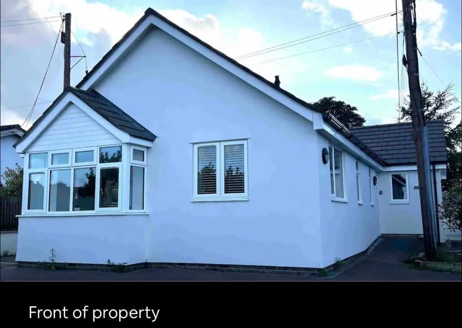 Barrow Gurney Apartment | White 3 bed bungalow with en-suite and parking
