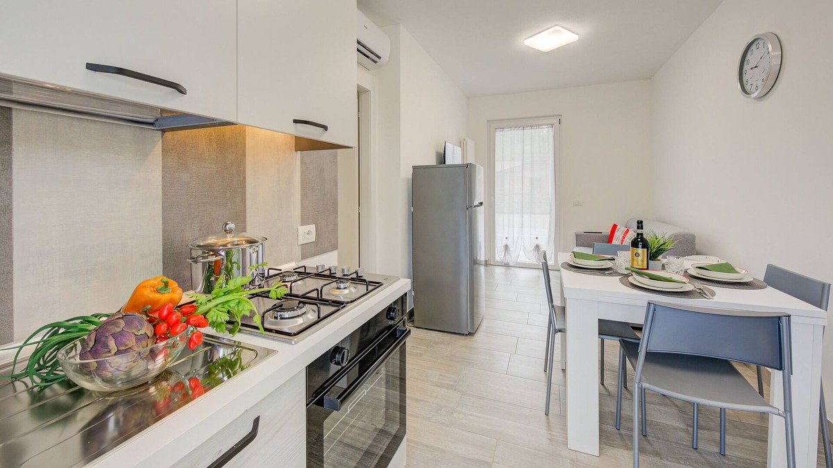 Castelnuovo del Garda Apartment | White Apartment with AC, Castelnuovo del Garda, Italy