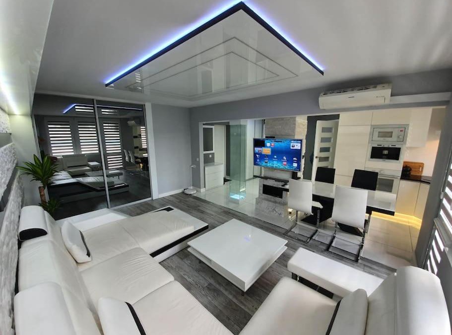 Brzeziny House | White apartment center
