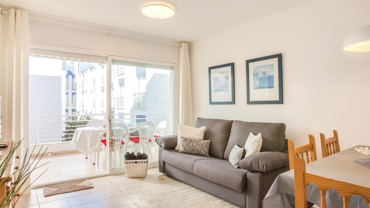 Tossa de Mar Apartment | WHITE APARTMENT with TERRACE, AC & PARKING, NEAR BEACH