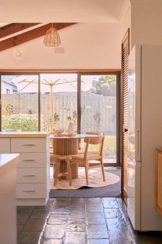 Torquay House | White Beach Nest walk to the beach
