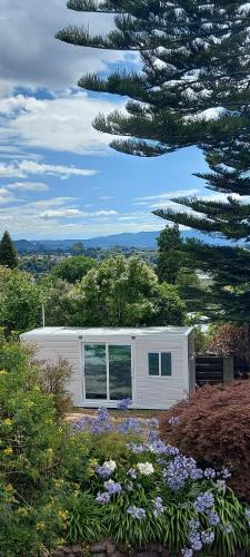 Tauranga Apartment | White cabin