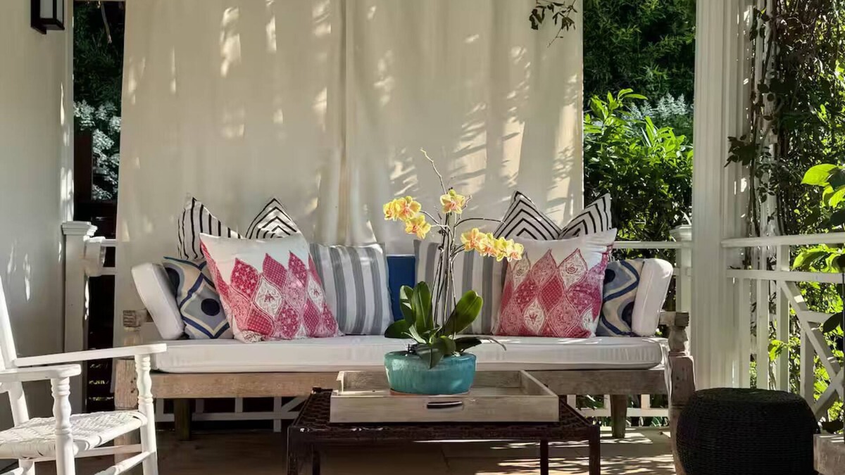 Egypt Lane Historic District House | White Contemporary in Classic Estate SOH for 3 max