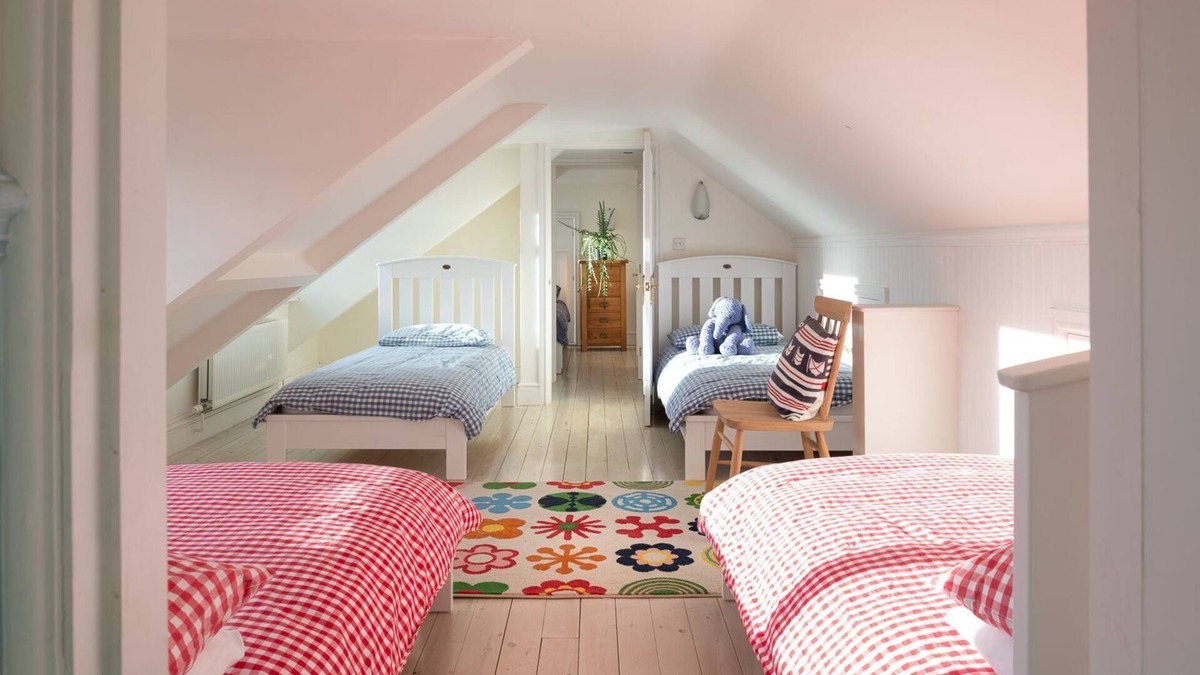 Rhosneigr House | White Cottage - A large six bed beachside holiday home