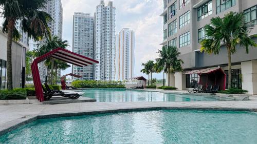 Gua Apartment | White Cozy Home near IOI City Mall with Netflix