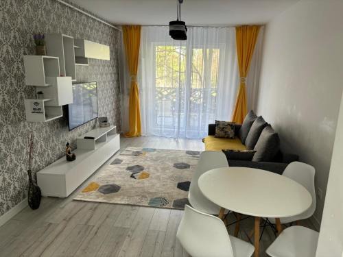 Ploiesti Apartment | White DeLuxe Apartment