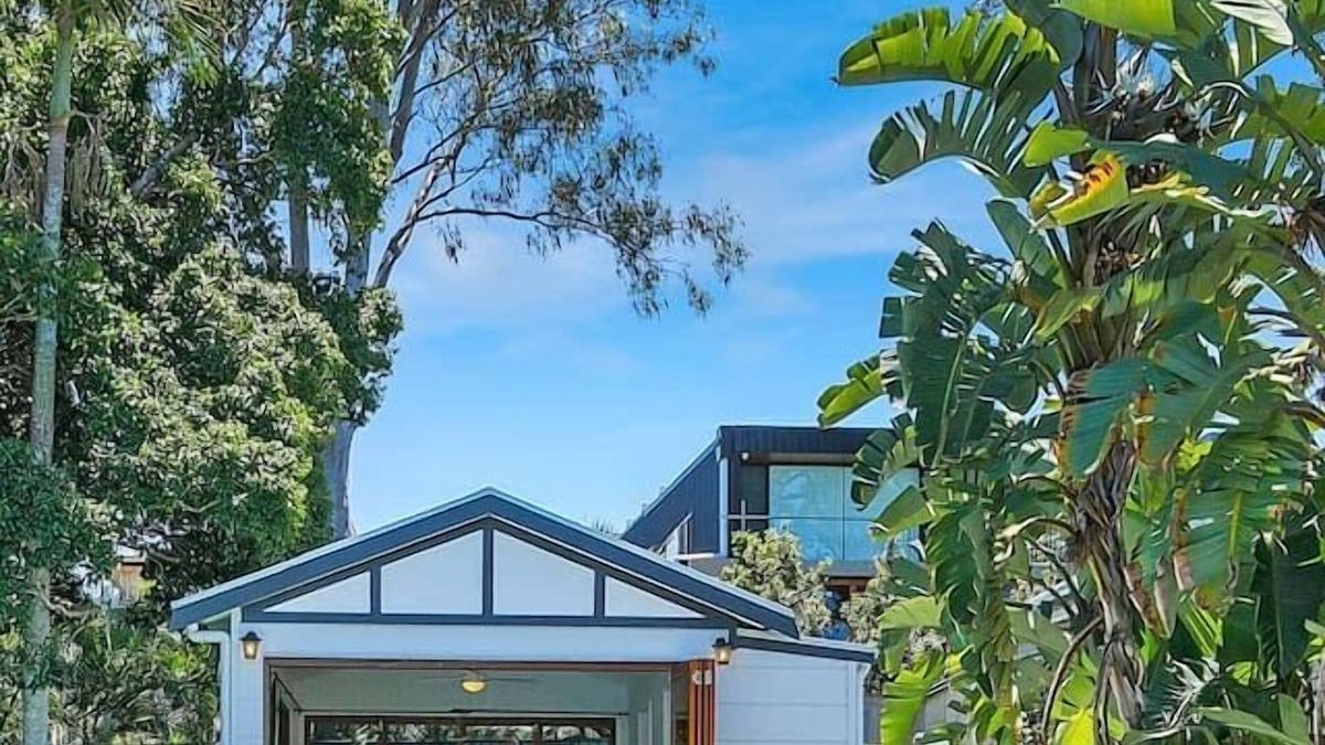 Coorparoo House | White Hill Bungalow Poolside Fun for Families