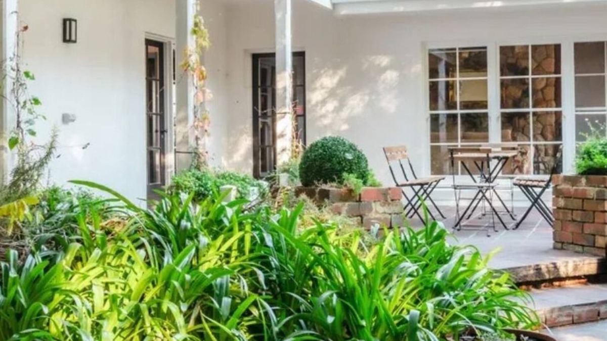 Red Hill House | White Hill Cottage - An exceptional Cottage Holiday Home filled with bay views and endless charm!