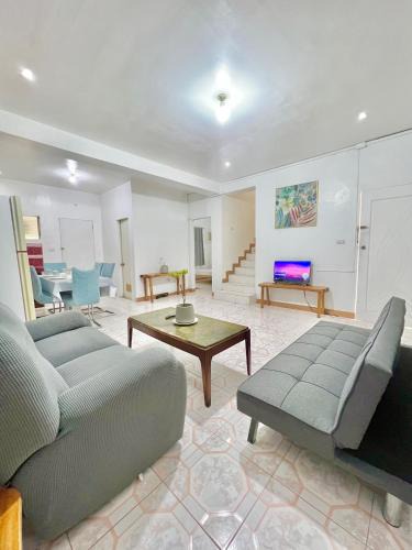 Dumaguete Villa | White House Villa