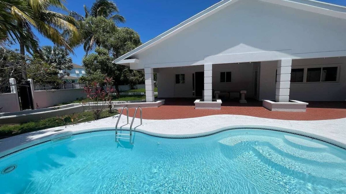 Westward Villas Subdivision House | White Lotus is a spacious family friendly home located in cable beach.