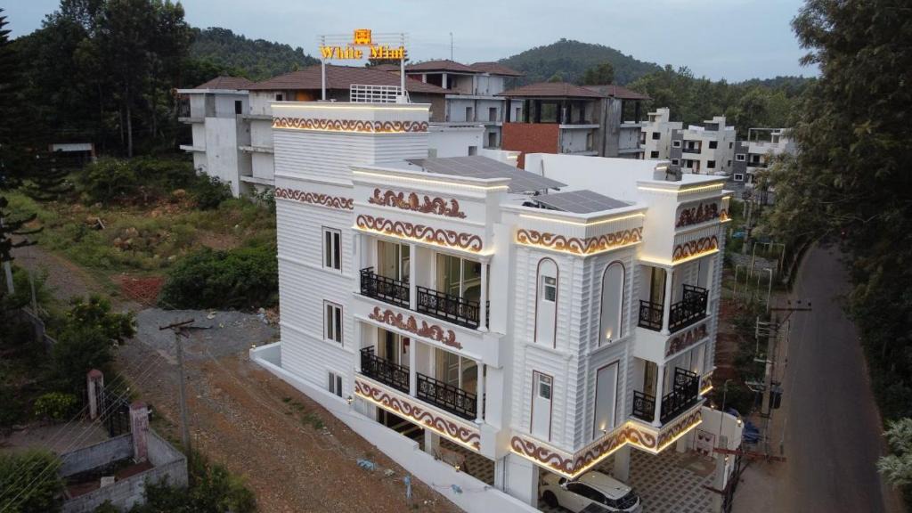 Yercaud Hotel | White Mint