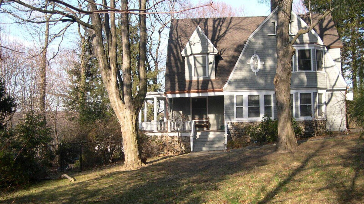 White Plains House | White Plains, 35 mins NY- Covered porch, Gas Fireplace, Lovely neighborhood