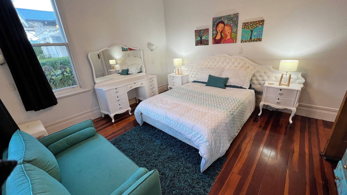 Epsom Bed & Breakfast | WHITE QUEEN ROOM ONLY Shared Bathroom @ LA CASA BONITA AUCKLAND 8 Bedroom Villa.