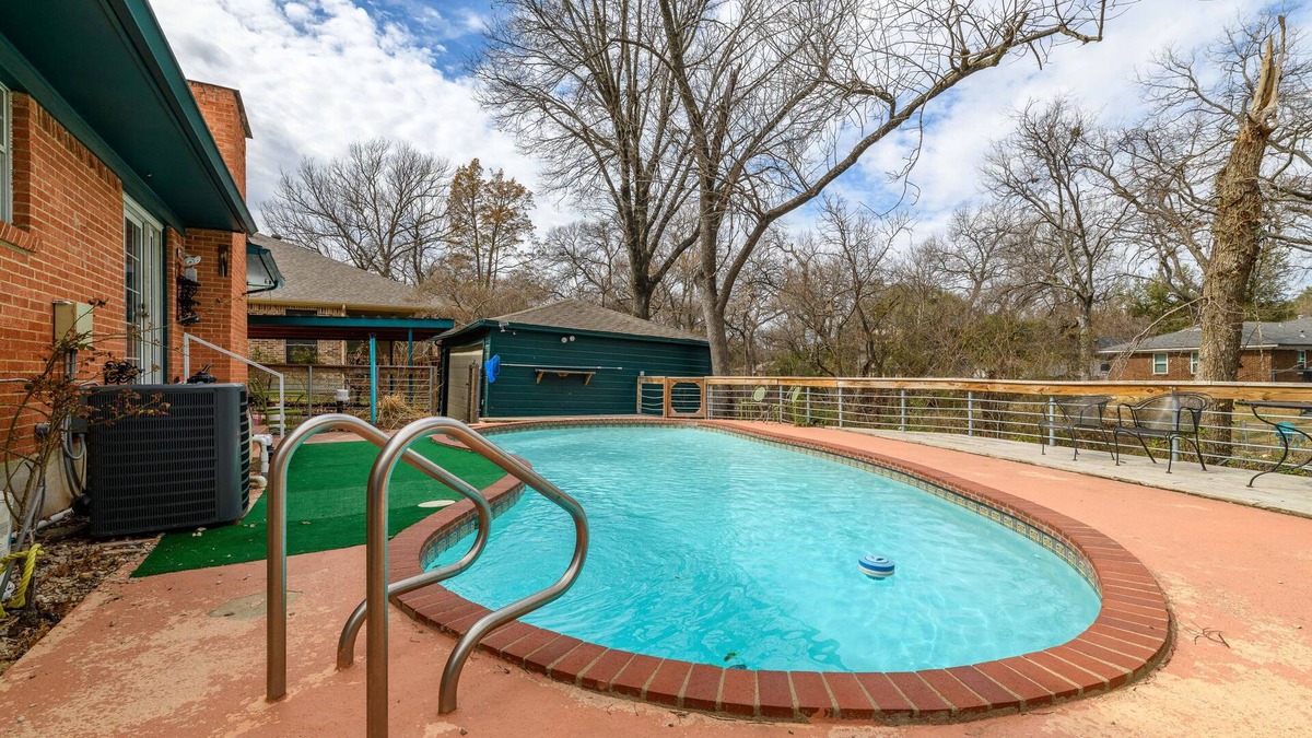 White Rock Hills House | White Rock Poolside Retreat- 4 Beds & a Private Pool