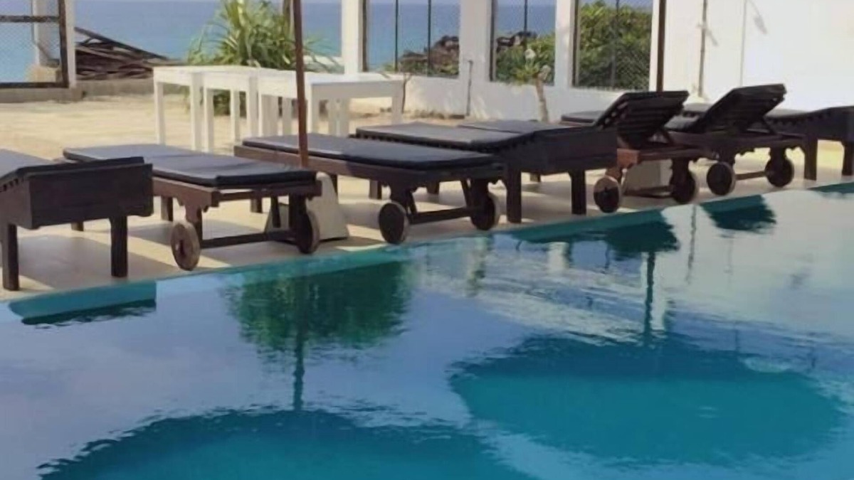 Hikkaduwa House | White Sand Villa Seenigama,Hikkaduwa Ocean front villa 5 bedrooms villa
