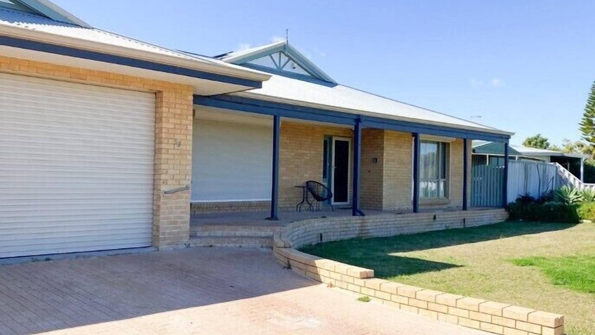 Lancelin House | White Sands - Located just 300m from Lancelin’s beautiful Back Beach.