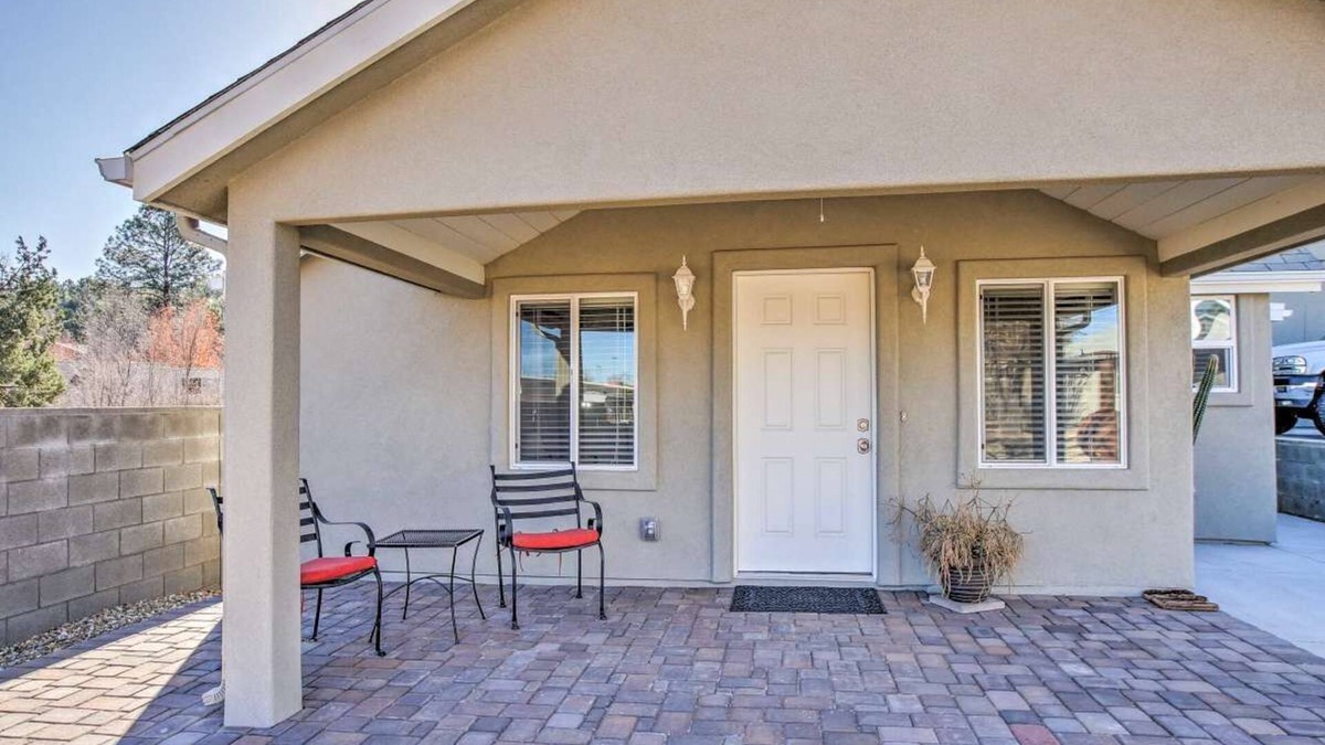 Prescott House | White Spar Cottages Near Whiskey Row, Prescott Courthouse. Large Parking Area.