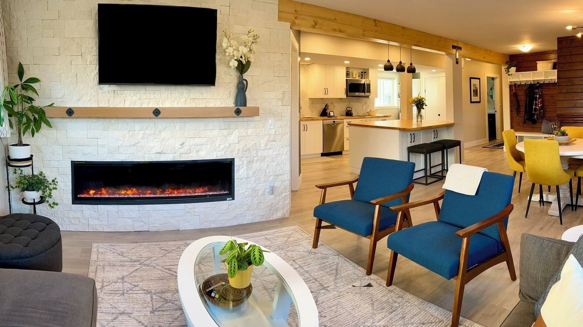 Chilliwack Proper Village West House | White Stone Suite, 2BRM, Cozy Fireplace, Open Concept, Pet-Friendly