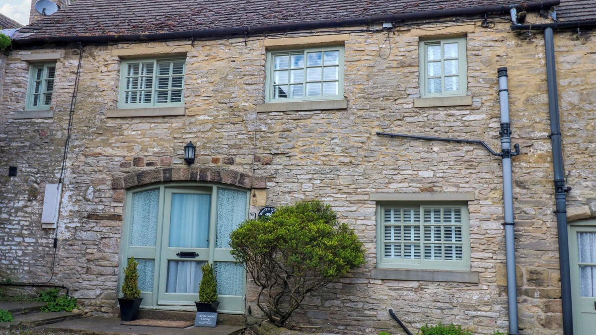 Middleham Cottage | WHITE SWAN COTTAGE, family friendly, with open fire in Middleham