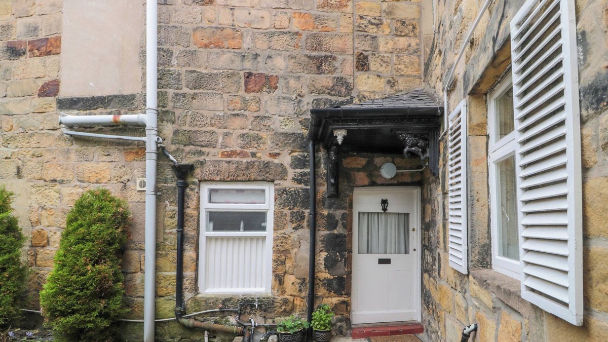 South Charlton Cottage | WHITE SWAN COTTAGE, pet friendly, with hot tub in Alnwick