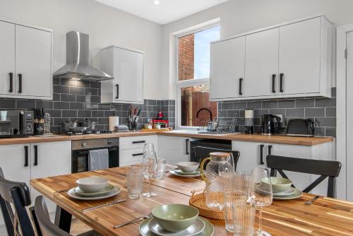 Rotherham House | Whitehill - 3-Bed Home from Home, Sleeps 7, Great for Groups & Workers, FREE Parking & Netflix - Hosted by Stay Host Save