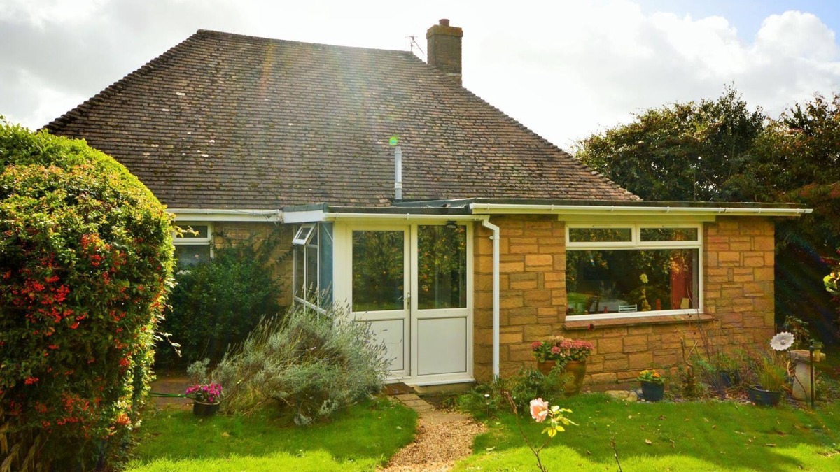 Newport Apartment | Whitestones Cottage Isle of Wight 3 Bedroom Bungalow