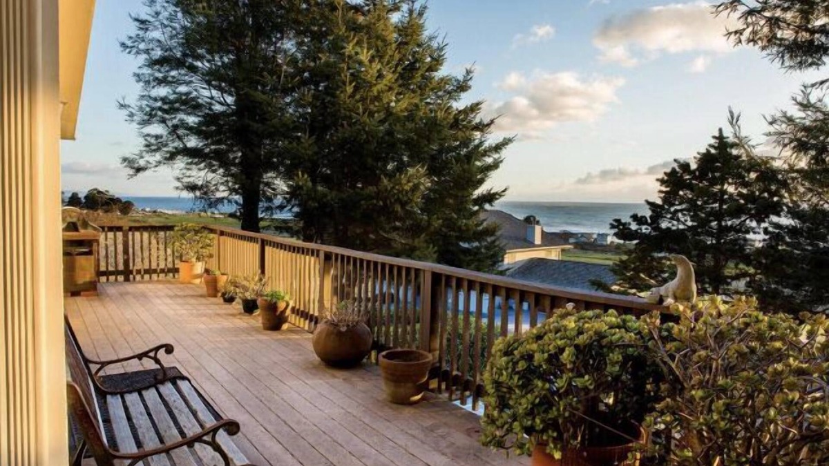 Shelter Cove Cabin | Whitewater Ocean Views, Walk to Beaches, Family Friendly