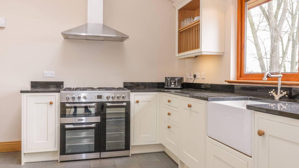 Chirnside Cottage | WHITTADDER LODGE, pet friendly, with a garden in Chirnside