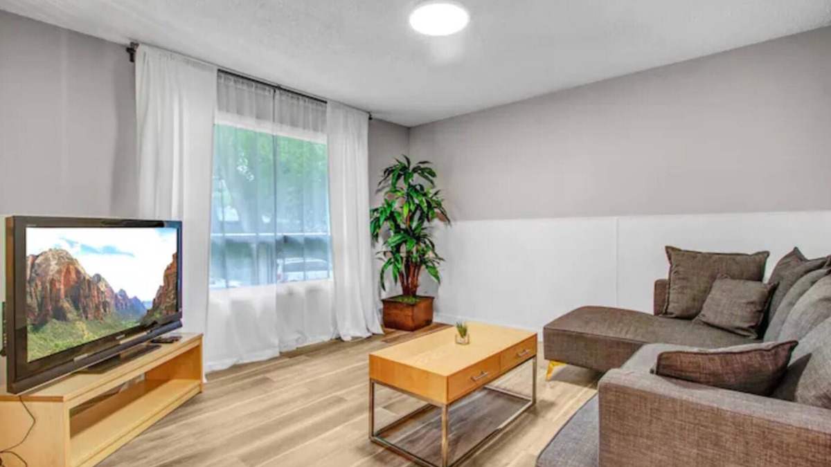 North Central Edmonton House | WHOLE DUPLEX! 6-bedrooms located near River Valley 10173