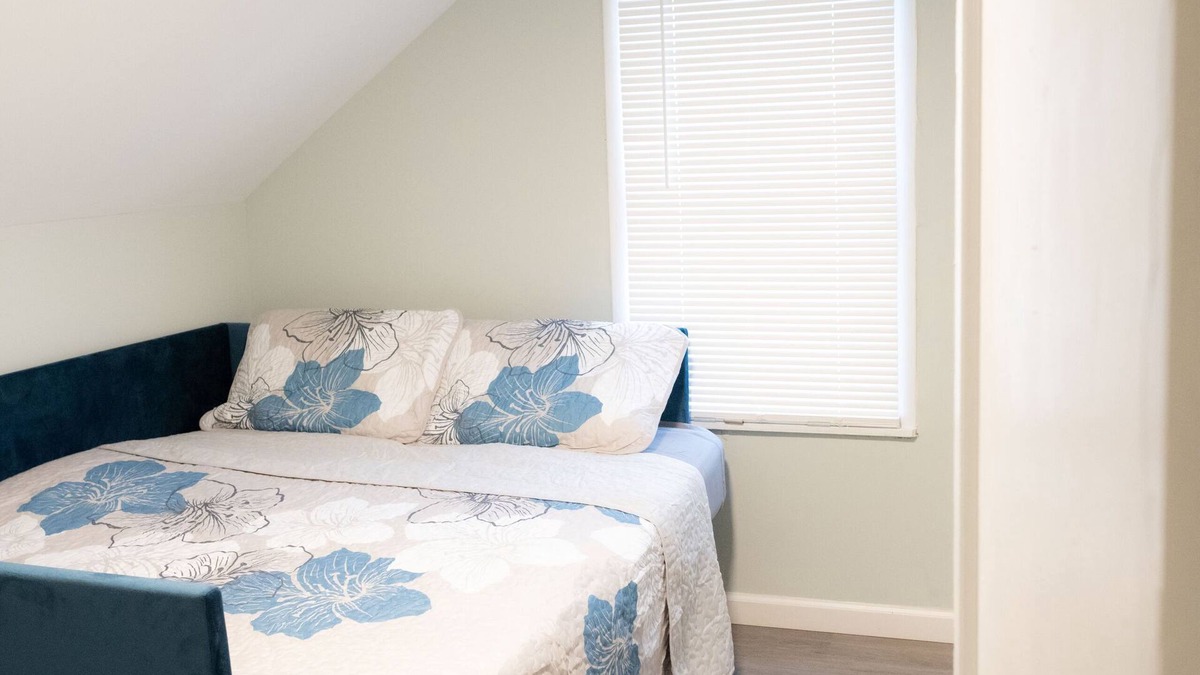 Charlestown House | Whole house 3/2 near restaurants and state park, pets welcome