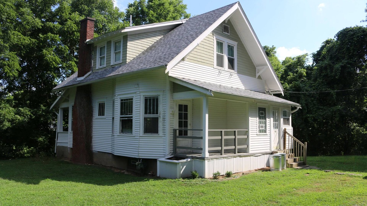 Athens House | Whole House, 5 minutes by car to OU, 2 Bedroom, 1.5 bath, Smart TV, FREE Wi-Fi