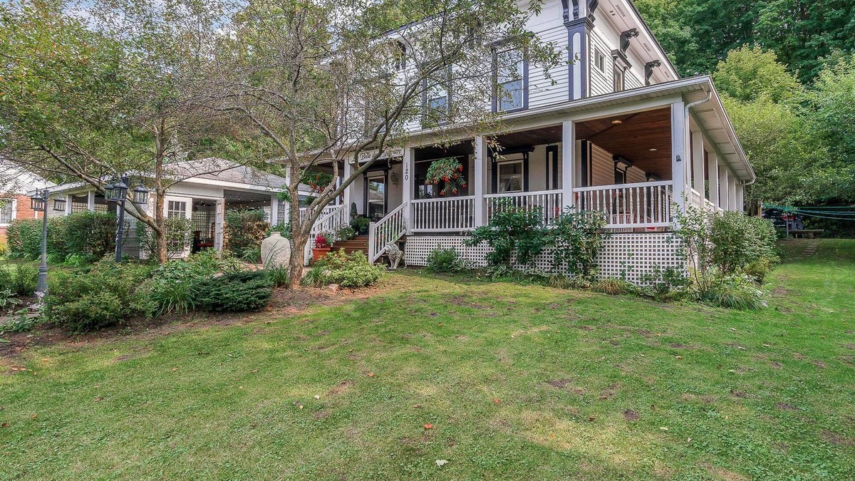 Newaygo Bed & Breakfast | Whole House - 7 Bedrooms at Newaygo Bed & Breakfast