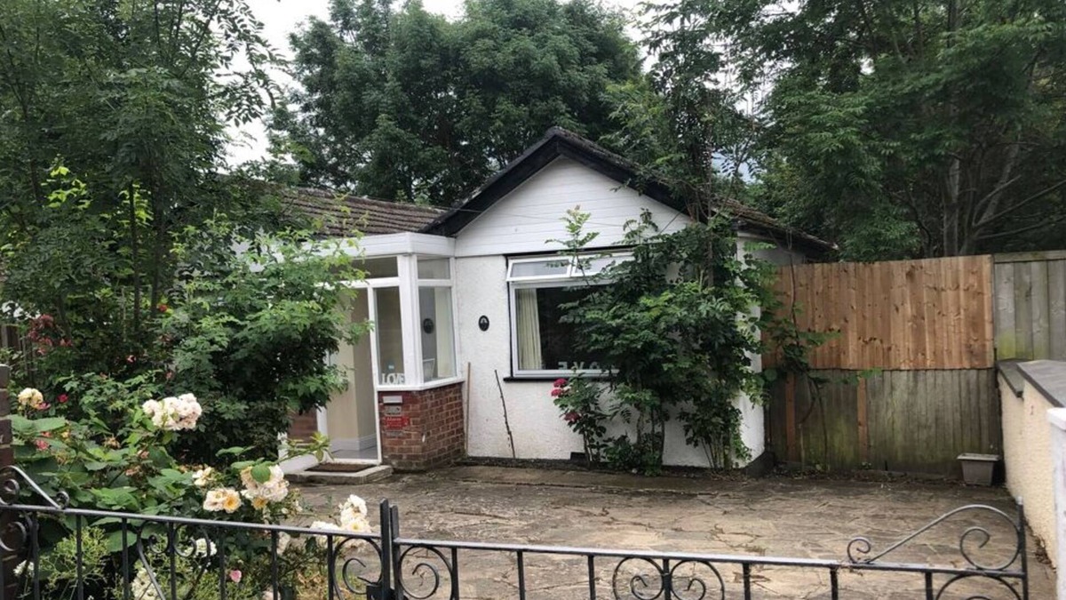 Cray Valley East House | Whole House Cottage with huge Garden